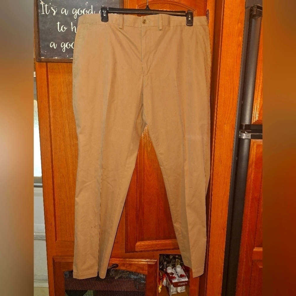 Tailor Byrd Men's Tan Pants In A Size 40×30 In Like New Condition. Office, Work